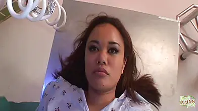 Göğüsleri büyük Annie Cruz, vahşi bir çift penetrasyon için üç erkeği birden kabul ediyor.