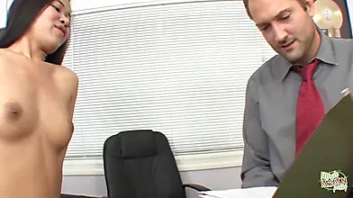 一名裸体亚洲女子结束面试时浑身沾满了黏稠的白色精液