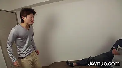 Maria dá uma volta com o amigo do namorado quando ele não está em casa.