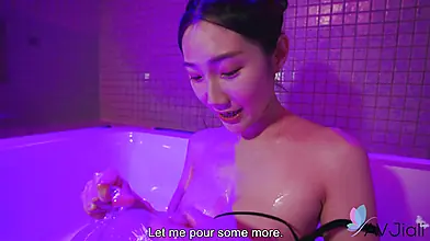 A voluptuosa beleza chinesa Li Er se entrega a um encontro apaixonado na jacuzzi.