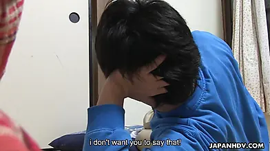 Une adorable adolescente japonaise amateur se fait doigtée la chatte mouillée.