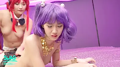 Cosplay-Schönheiten teilen leidenschaftliche lesbische Begegnung
