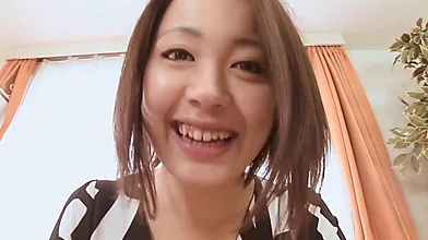 Brünette japanische MILF wird mit einem großen Creampie vollkommen befriedigt.