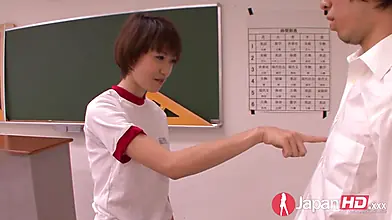 Усердная японская студентка получает устный урок от преподавателя.
