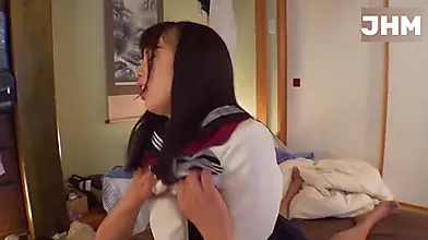 Un'adorabile studentessa giapponese vive un intenso incontro con uomini maturi.