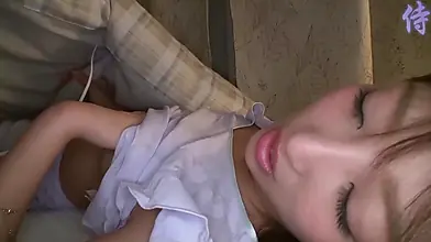 Adolescente japonesa morena amadora brinca com brinquedos sexuais em POV