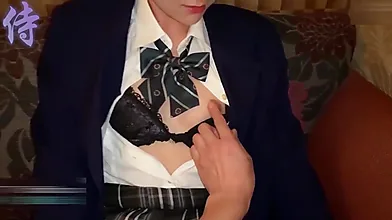 愛らしい日本の女子高生が自分の体を探索する