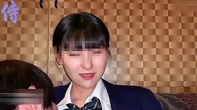 愛らしい日本の女子高生が自分の体を探索する