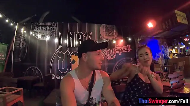 Una formosa ragazza thailandese si diverte a fare sesso appassionato con il suo ragazzo.