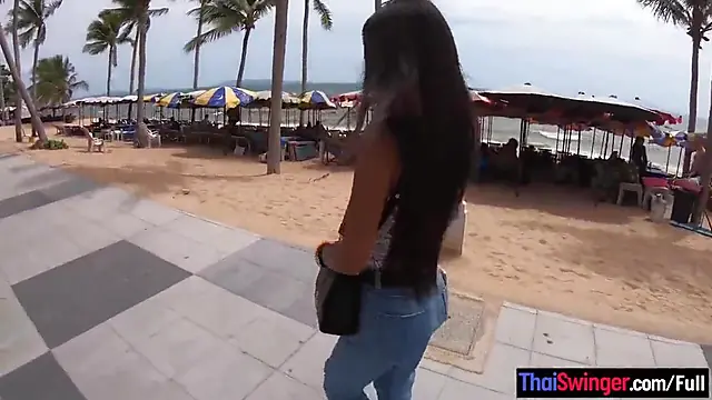 Namorada adolescente tailandesa adorável com tatuagens curte uma cena POV intensa.