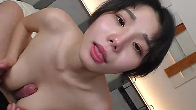 Una amateur japonesa morena con tetas pequeñas recibe una mamada.