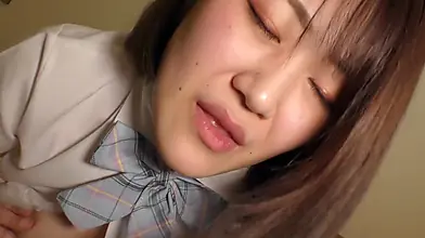 アマチュアの日本人美女がハードコアな中出しセッションに興じる