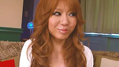 日本美女满足她的口欲
