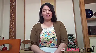 Üppige japanische MILF genießt intensiven Sex drinnen und draußen