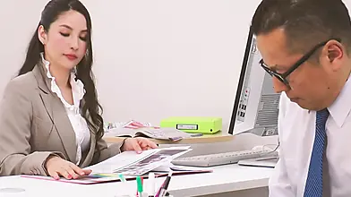 Kiara Minami, une secrétaire japonaise MILF sexy, apprécie les rapports sexuels intenses après sa séance d'entraînement.
