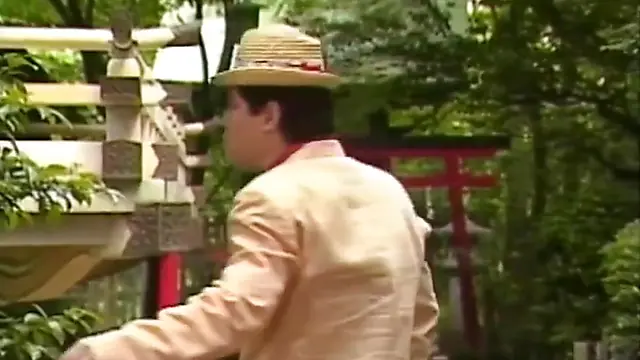 Uma MILF japonesa se masturba em uma sessão solo intensa.