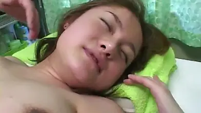 Беременная японская девушка-любительница наслаждается оральным сексом с медицинским персоналом.