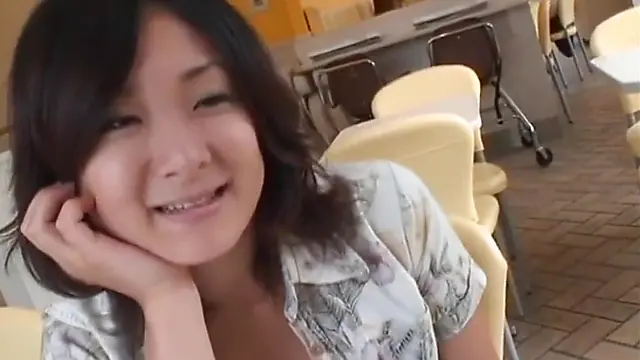 Sexy asiatische MILF wird im Doggystyle hart gefickt