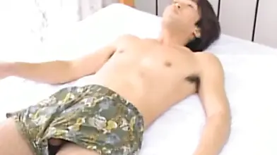 Una sexy MILF japonesa en lencería le hace una mamada apasionada.