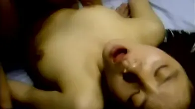 Una dilettante giapponese mora si diverte a leccare la fica con passione e ad avere un'azione hardcore.