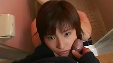 Freche Japanerin genießt einen intensiven Blowjob und harten Sex