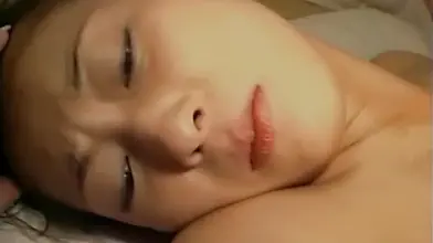 Una graziosa ragazza giapponese fa un epico pompino a tre e viene scopata duramente