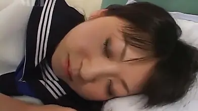 Une adorable écolière japonaise explore son vagin