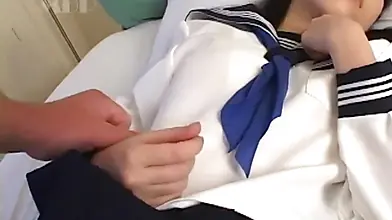 Une adorable écolière japonaise explore son vagin