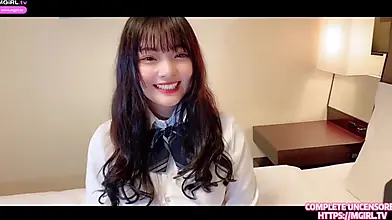 愛らしい20歳の日本人女子大生が、ホテルでシュガーダディを満足させるために、そのグラマラスな体を使う。