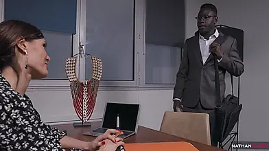 Göğüsleri büyük Asyalı sekreter, ofis odasında sert bir anal ilişkiye giriyor (POV seks).