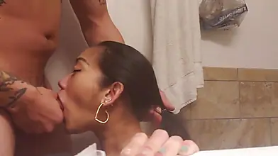 Una piccola ragazza asiatica fa una fellatio profonda come una professionista al cazzo del suo amante