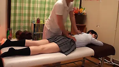Terapeuta masculino estimula adolescente japonesa com os dedos até levá-la ao orgasmo.
