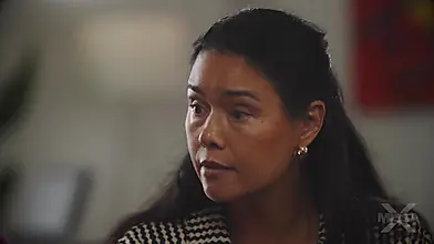 Belle-mère asiatique aux gros seins donne une leçon à son fils avec une fellation profonde et du sexe
