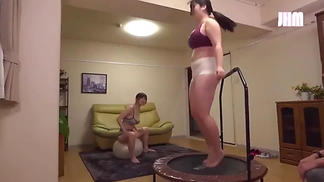 Une femme au foyer asiatique voluptueuse se fait séduire dans une maison aux courbes généreuses.