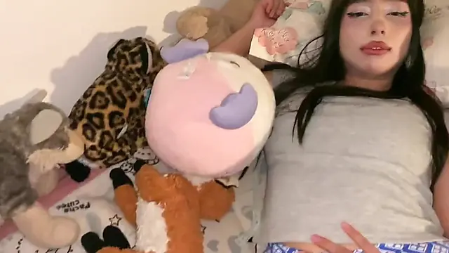 El descubrimiento de OnlyFans de una morena con curvas conduce a un apasionado encuentro POV.