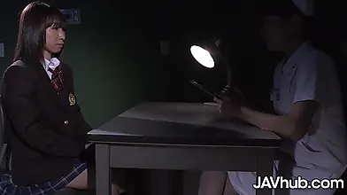 Eski dönem Japon okul kızları, azgın doktorlardan anal tedavi görüyor.