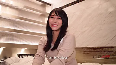 Una milf japonesa curiosa explora su primera creampie interracial