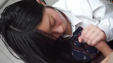 Bezauberndes japanisches Schulmädchen gibt POV-Blowjob
