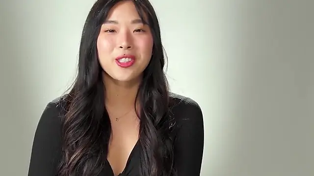 TIEMPO PARA ADULTOS - Elle Lee, una adolescente coreana cachonda, muestra cómo las mujeres tienen orgasmos