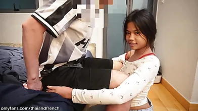 Adolescente tailandesa amateur disfruta de un gran pene blanco.