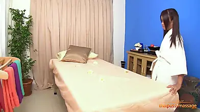 थाई सुंदरी अंतरंग मसाज सेशन का आनंद लेती है