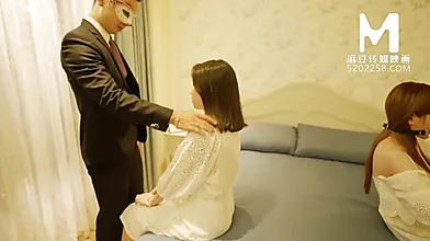 娜娜兰香婷加入“预告片变态老爹俱乐部”，参与一些疯狂的集体活动