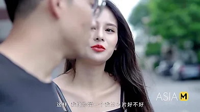 Werbung für die Masturbation einer lasziven chinesischen Verkäuferin