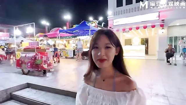 Amateur Chinese Brunette Girlfriend Begs for Street Fuck