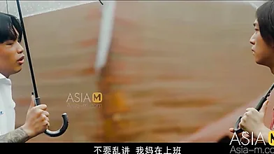 Japanische Stiefmutter mit großen Brüsten genießt Sex