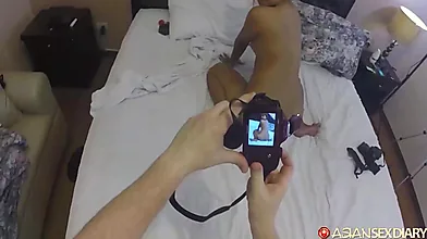 Ein entzückendes thailändisches Teenager-Mädchen spielt mit einem Spielzeug (POV).