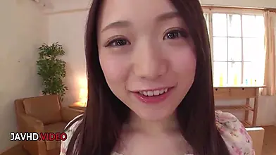 Une brune japonaise captivante aux petits seins séduit ses fans dans une vidéo POV JAV des plus agréables